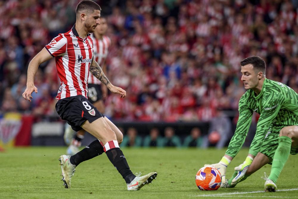 中超强队国安在亚冠被越南绝杀，国脚表现低迷，暴露中国足球实力与管理问题。