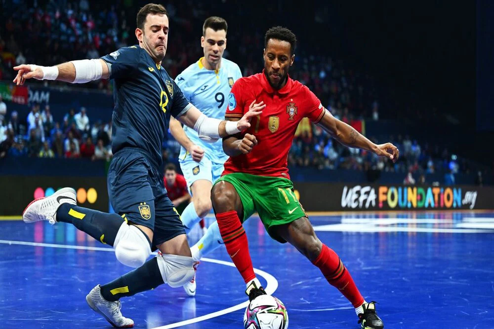 格雷米奥扳平后，主帅梅内塞斯与球迷发生口角并向其竖中指