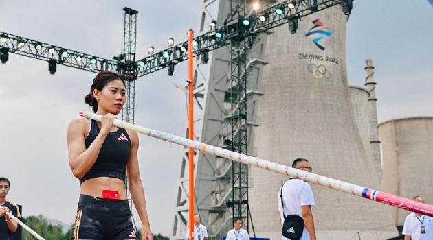 C罗为合作的AI网站宣传，视频中梅罗之争再次成为话题